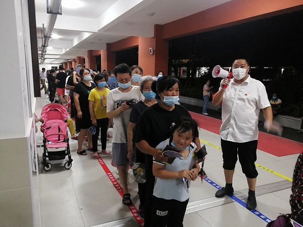 王宝志愿者维持秩序IMG_20210724_195431.jpg