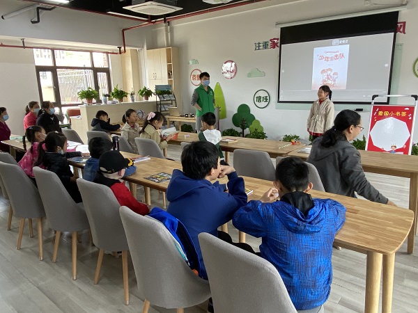 小小书签，满满爱国情——晨光社区开展红色绘本阅读活动.jpg