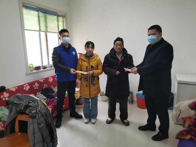 2022年1月慰问困难学生.jpg